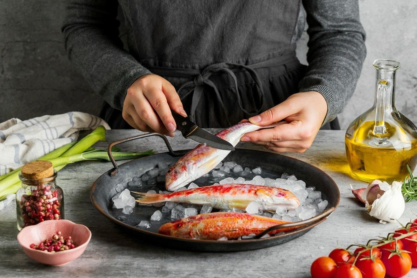 A pair of tweezers can come handy in removing the worms from fish before cooking (Image by Freepik on Freepik)